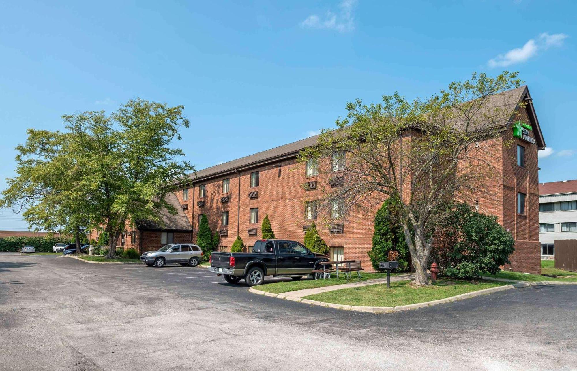 Suburban Studios Indianapolis Northwest - College Parks Exterior photo